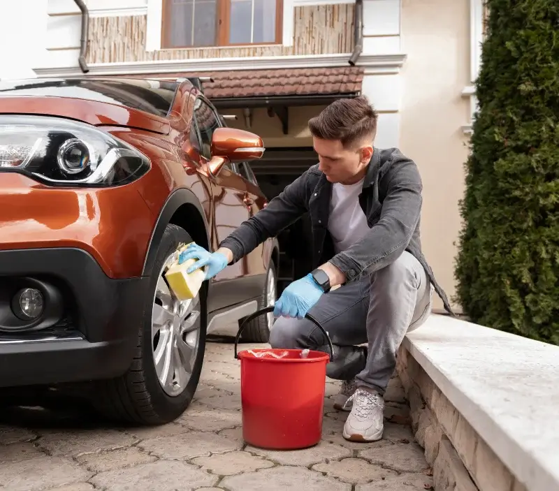 Lavage auto à domicile Manneville-sur-Risle : professionnel intervenant sur un véhicule